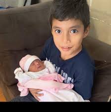 Ver a tu primer bebé convertirse en un hermano mayor 😍🥺