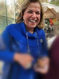 وفى أخر أحداث الحلقة 18 مسلسل لؤلؤ تذهب إكرام الحفله الخاصه ببنتها لؤلؤ المقامه فى نادى الجزيره، وبعد الأنتهاء من الغناء تنزل لؤلؤ لتحى جمهورها ويكون وسطهم أمها، لكن لم تستطيع لؤلؤ أن تراها فى حين أن أمها تبكى وتحاول الوصول إليها فى مشهد مأساوى. Ye8bcmvsuthmkm