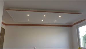 Decke Abhangen Und Led Strahler Und Led Strips Light Einbauen Beleuchtung Wohnzimmer Led Strahler Deckenverkleidung