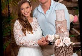 🐨 @australiazoo 💍 @chandlerpowell 🌿 @wildlifewarriorsworldwide. All About Bindi Irwin S Nature Inspired Wedding Cake It Could Have Passed For A Tree Trunk Happy Lifestyle Inc