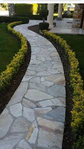 Alçak kalırsa makine biçemez, yüksek kalırsa hem çim zarar görür, hem taşların üstüne toprak kayar. Kayrak Tasi Zemin Doseme Nasil Yapilir