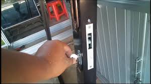 Pintu geser aluminium model pintu aluminium di 2019. Cara Pasang Kunci Pada Pintu Alumunium Youtube