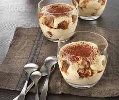 Tiramisu ohne eier mascarpone 1 kg schlag sahne 500 g 2 grose loffel zucker 4 grose tazze caffe amaretto sambuca cacao. Tiramisu Ein Echter Aufsteller Betty Bossi