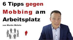 Die üble nachrede am arbeitsplatz ist dabei nur eine methode, die mobber anwenden, um einer person zu schaden und. Mobbing Am Arbeitsplatz Wehr Dich So Courage Trick Youtube