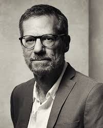 LunesdeAutor con Peter Cameron (Nueva Jersey, 1959) Escritor de novelas,  relatos y guiones cinematográficos, Cameron se caracteriza por una  narrativa llena de sutilezas y una cuidada atención al detalle en las  relaciones