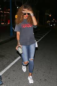 Rihanna Dresses Down In T Shirt And Ripped Jeans Rihanna Outfits Rihanna Dress Rihanna Looks
