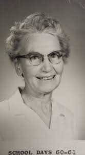 Mrs.Hughes serving hot lunches to children at the King's Daughters Day  School in Planefield. New Jersey (1955) 🙂