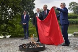 Časosběrný dokument o české umělecké skupině ztohoven a ruské vojně v průběhu dvou let po iniciační akci vyvěšení obřích červených trenýrek na pražském hradě. Ztohoven Aktualne Cz