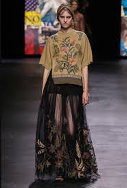 Shop now and take up to 70% off select designers at saks fifth avenue. Paris Fashion Week H Kompsh Emfanish Ths Eygenias Niarxoy Sto Fashion Show Toy Dior