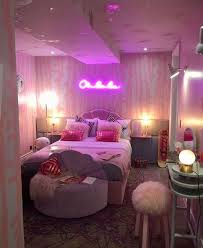 Il se peut que votre fille ait envie de couleurs une chambre ado fille 12 ans, parfaite avec ses clins d'œil au monde enfantin et cette décoration un peu naïve qui convient à celles qui oscillent. Epingle Sur Quartos Tumblr