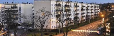 Trappes jest obsługiwany przez stację trappes na podmiejskich liniach kolejowych transilien la défense i transilien paris. Hotels In Trappes Book Online Now Accorhotels Com
