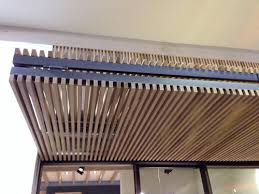 I controsoffitti in legno hanno un'intelaiatura portante, ben fissata al soffitto e alle pareti. Controsoffitto A Doghe Verticali In Legno Listelli Di Legno Cusano Milanino