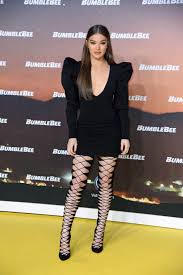 On the run in the year 1987, bumblebee finds refuge in a junkyard in a small californian beach town. Hailee Steinfeld Bumblebee Screen Berlin 5 Hailee Steinfeld Bumblebeescreen Berlin5 Jpg Image 39775152 Turboimagehost Com