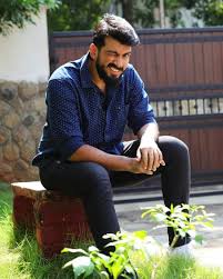 Kalidas Jayaram Shares A Beautiful Fan Moment With Thalapathy Vijay Tamil News Indiaglitz Com Kalidas made his acting debut in the 2000 released malayalam film kochu kochu santhoshangal, directed by sathyan anthikkad. kalidas jayaram shares a beautiful fan