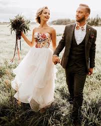 Pop Of Color Wedding Dress Absolutely Loving The Grooms Suit As Well Totally Obses Robe De Mariee Coloree Robe De Mariee Fleurie Tenue De Marie Decontractee