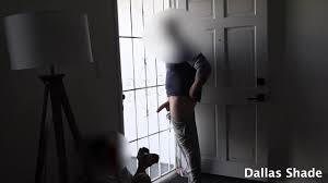 Рискованный CFNM! Женщина-фотограф заставляет меня мигать членом  незнакомцев, проходящих мимо. Пойман какими-то девчонками!