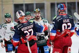 Yaminam nue there were people talking outside the door.