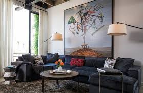 Çerçevesi ve kendisini simetrik ölçülerde olan iki tablo, sadeliği koruyacağı gibi yatak odanızdaki dengeye katkı yapacaktır. Dekorasyonda Tablo Secimi Nasil Olmali Dekorblog