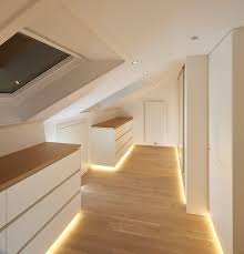 Das Ankleidezimmer Unter Der Dachschrage Ist Aus Eiche Massivholz Hergestellt Die Oberflachen Sind Weiss L Ankleide Zimmer Ankleidezimmer Design Ankleidezimmer