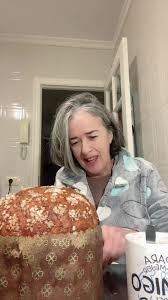 Disfrutando mi panetón escondido 🤫