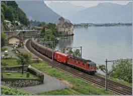 Der Novelis Aluminum Zug Von Von Sierre Uber Singen Nach Gottigen Mit Der Re 620 017 4 Vor Der Kulisse Des Chateau De Chillon Eisenbahn Zug Modelleisenbahn