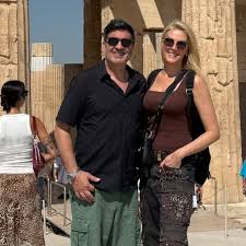 Com Edu Guedes, Ana Hickmann viaja para Grécia e aposta em marrom e calça cargo