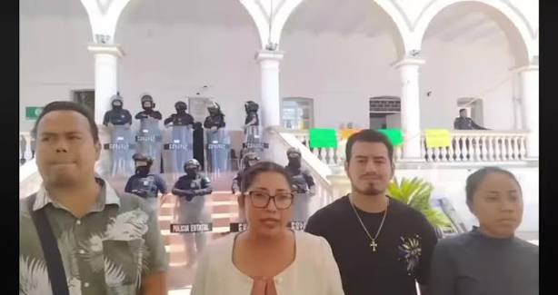 🏛️🚨 La movilización ciudadana continúa en Acatlán de Osorio, donde  habitantes mantienen la recolección de firmas para respaldar una solicitud  de revocación de mandato contra la alcaldesa Guadalupe Lucero Bárcenas. 📄  De