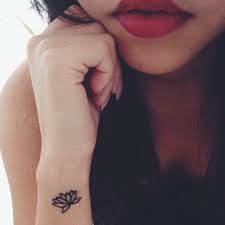 Petit Tatouage Fleur Petit Tatouage Un Tattoo Oui Mais Discret Elle