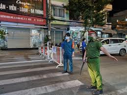 Trong khi đó nhiều tỉnh, thành khác cũng tăng cường chỉ thị 16 ở một số địa phương. Ä'a Náºµng Láº­p Nhiá»u Chá»'t Kiá»ƒm Soat Ä'Æ°á»ng Phá»' Váº¯ng NgÆ°á»i Ä'i Láº¡i Bao NgÆ°á»i Lao Ä'á»™ng