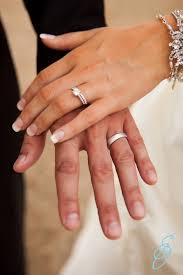 Manicure De La Novia Ideas Y Consejos Wedding Picture Poses Mens Wedding Rings Wedding Photos Poses