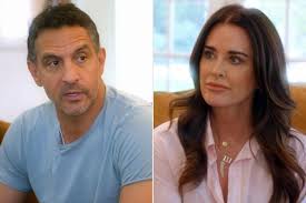 Kyle Richards Reveals Why She Still Hasn't Been to Estranged Husband's  Mauricio Umansky's New Home