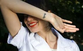 Diese frage kann ihnen niemand ganz beantworten. Tatowierung Am Handgelenk Von Jungs Was Sagt Das Handgelenk Tattoo Eines Madchens