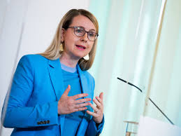 She is currently the minister of the economy in the second kurz government; Hohe Bearbeitungsgebuhren Bei Banken Schrambock Ubt Kritik Coronavirus Wien Vienna At
