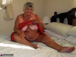 Dikke oude oma Libby likt haar grote tepels terwijl ze zich naakt spreidt  voor een close-up - PornPics.com