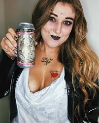 𝔅𝔞𝔯𝔟𝔦𝔢, 𝔢𝔞𝔱 𝔶𝔬𝔲𝔯 𝔥𝔢𝔞𝔯𝔱 𝔬𝔲𝔱 🔪👰🏼‍♀️ It's day 4 of  #beerlovingoctober and we're walking down the aisle with everyone's  favorite homicidal bridezilla Tiffany Valentine and a beer you'd have to  pry from
