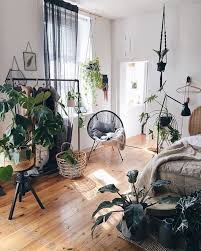 Beaucoup De Plantes Pour Une Deco Proche De La Nature Chambre Blanche Et Bois Details Noirs Deco Ch Chambre Blanche Et Bois Deco Chambre Moderne Deco Chambre