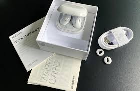 Make sure to line up the hole on the earbud tip with the latch on the bud. Samsung Galaxy Buds Live Im Test Bohnen Ohne Stangel