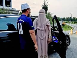 Menerusi bantuan ustaz ebit lew itu, megat noor asyeqi bersama isteri, siti roshamilia mat radzi, 32, dan empat anak mereka kini menyewa rumah di kampung padang, pulai di baling. Bisik I Love You Sayang Buat Bidadari Syurganya Setiap Pagi Ustaz Ebit Lew Anggap Isteri Pejuang Sebenar Kashoorga