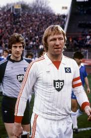 Auch seine karriere als trainer geht damit zu ende. Horst Hrubesch Hambourg Sv Football Uniforms Good Soccer Players Soccer Players