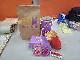 麥當勞公司歷史是知名品牌麥當勞的創業歷史，1940年麥當勞兄弟開始這一美式快餐事業，逐漸普及全球並帶動流行。 1940年：理察和莫里斯·麥當勞兄弟在美國聖貝納迪諾 (加利福尼亞州)創立「dick and mac mcdonald」餐廳，今日麥當勞餐廳前身。 220bzwnmriz2ym