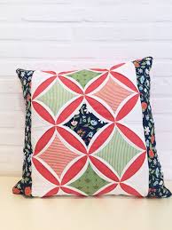 Die chenilletechnik ist eigentlich ein kleiner stoffvertilger, das heißt, keine stoffsparende technik. Cathedral Window Patchwork Block 3 Methoden Kirchenfenster Blocke Zu Nahen Serendipity Der Glucksfund