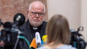 Der vorsitzende der bischofskonferenz, kardinal reinhard marx, sicherte den frauen zu, dass bei den beratungen keine themen ausgeklammert werden. Myqvpw P50ctfm