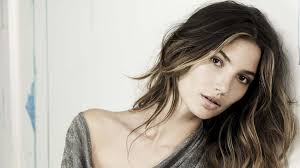 Face framing highlights go hand in hand with a balayage because it's a great way to add more brightness around the face while accentuating both the hair color and facial features, creating a beautiful dimensional effect. Trend Alert The Face Framing Highlights You Need In 2018 Fabio Scalia Hair Salon