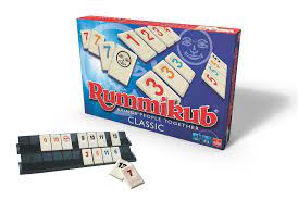 El juego de rummy contiene 106 fichas (104 más 2 comodines), que se corresponden a dos mazos de cartas con dos comodines. Rummikub Original Goliath Spain Goliath Spain