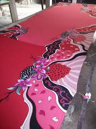 Tak lama kemudian, muki dengan lembutnya menciumi susuku dan memainkan lidahnya di seputar seperti biasa setiap tanggal 20, aku datang bulan. Yang Bulat Tidak Datang Bergolek Am Batik Kelantan Facebook