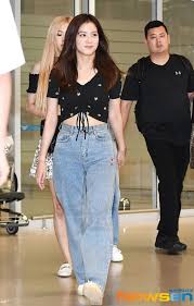 10 cách mặc quần jeans ống rộng chuẩn sành điệu - Đài phát thanh và truyền  hình Nghệ An