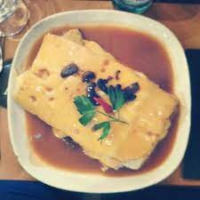 La gente del posto avrà il suo ristorante preferito con la migliore francesinha della città, che discute tipicamente sulla qualità della salsa (una ricetta segreta che varia a seconda del ristorante) e sulla qualità delle carni. Pin Su Cucina Portoghese