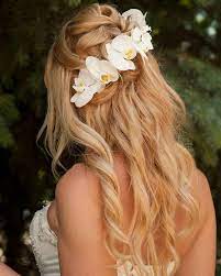 Le acconciature da sposa con i fiori più belle da realizzare il giorno delle. Acconciature Sposa Con Fiori Le Pettinature Piu Belle Beautydea