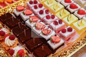 Jetzt ausprobieren mit ♥ chefkoch.de ♥. Kostliche Mini Kuchen Mit Zitrone Erdbeere Und Rasberry Fototapete Fototapeten Leckerbissen Appetitliche Kostlich Myloview De