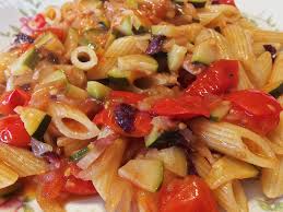 Il sugo fresco biffi radicchio e speck è un delizioso connubio tra il sapore delicato del radicchio e quello caratteristico dello speck, in un condimento gustoso e accattivante. Pasta Radicchio Zucchina E Pomodorini Curarsi Con Gusto